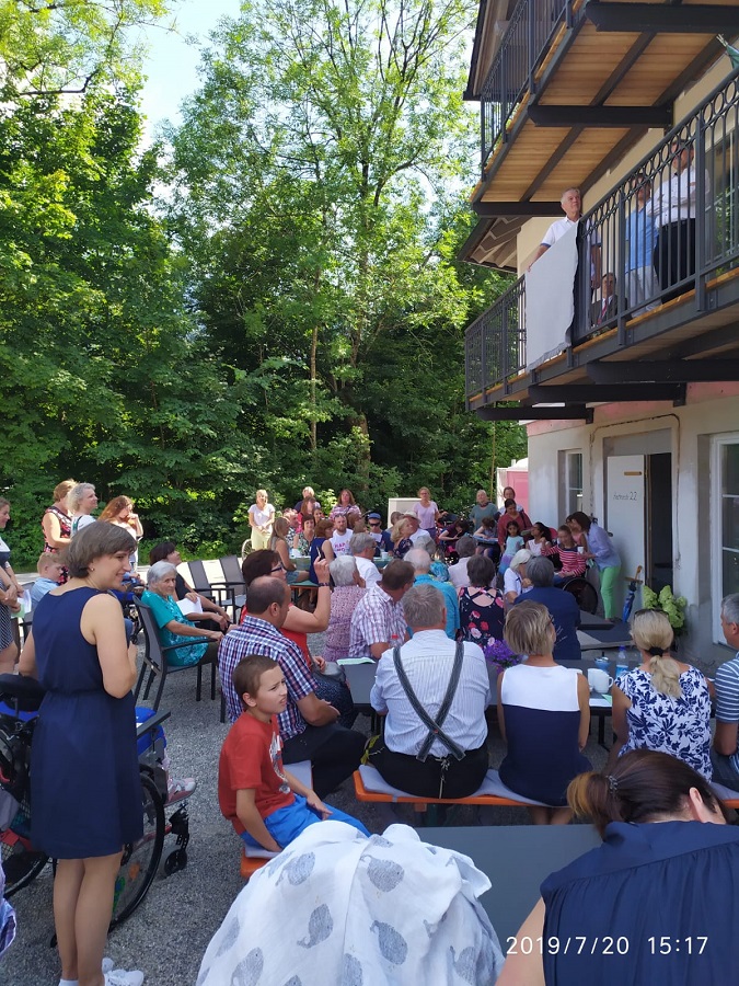 TdoT – Besucher vor Nest TdoT – Besucher vor Nest