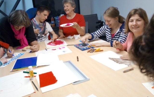 Beim Basteln im Nest