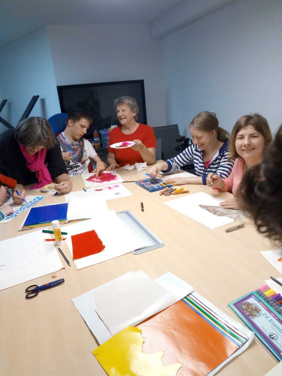 Beim Basteln im Nest