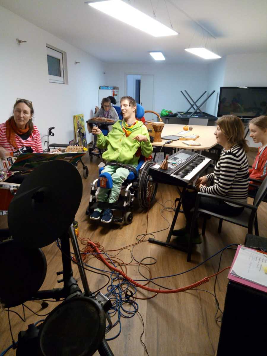 Benedetto-Menni-Nest Band