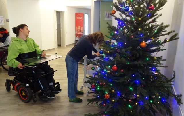 Beim Baum schmücken